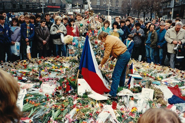 Václav Havel honors those who perished in Czechoslovakia’s Velvet Revolution, 1989. MD/Wikimedia Commons/CC BY-SA 3.0 